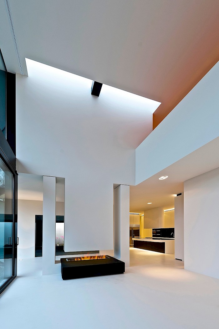 moderne witte villa interieur woonkamer keuken raam naar zwembad